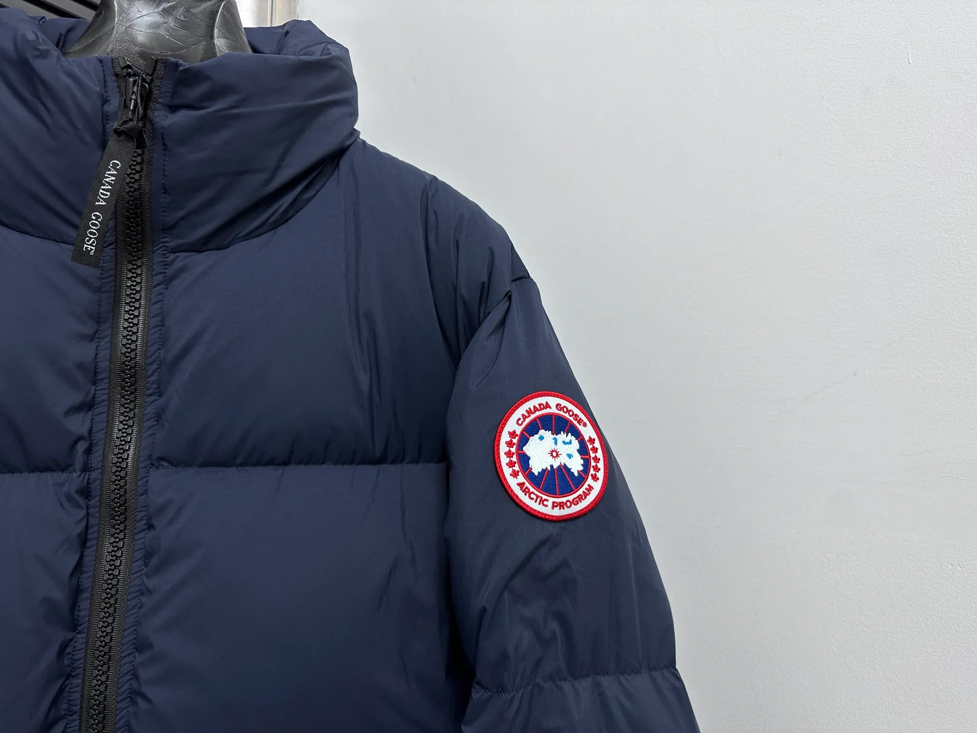 P840 【Canada gooes】Large Goose Sleeve Stand Collar Down Jacket Lawrence down jacket provides basic protection for daily adventures. Delicately soft fabric, this is a water-repellent fabric that is soft to the touch yet durable. Filled with extremely fluffy white duck down. This piece has a quilted body and structured down. Padded collar and reflective double-stripe grip tape. Extended hem and tucked-in inner rib-knit cuffs. Size: XS-2XL